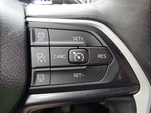 Used 2022 Jeep Grand Cherokee L Laredo AWD/4WD image 28