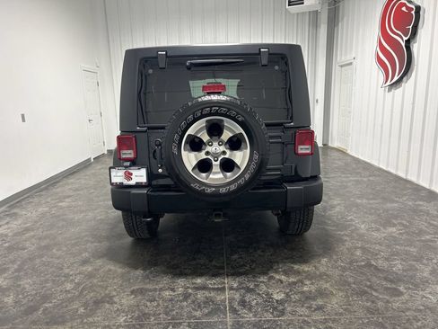 Used 2018 Jeep Wrangler Unlimited Sahara AWD/4WD image 3
