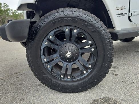 Used 2017 Jeep Wrangler Unlimited Sahara w/ Connectivity Group image 26