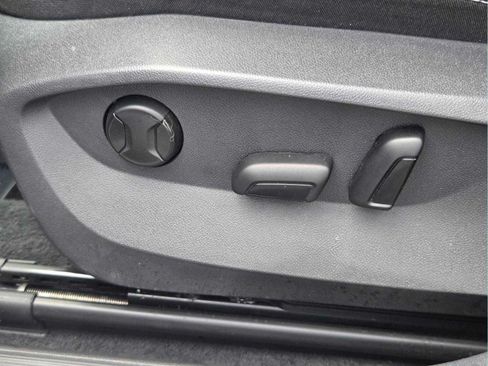 Used 2023 Volkswagen Taos SE w/ Panoramic Sunroof Package FWD image 23