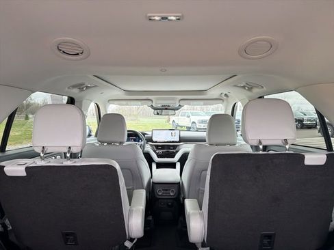 Used 2025 Ford Explorer Platinum w/ LUX Leather Package AWD/4WD image 18