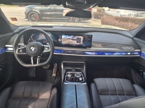 Used 2025 BMW 740i image 3