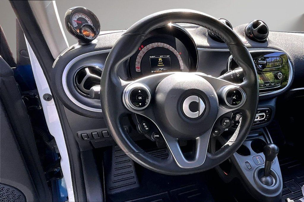 Used 2016 smart fortwo Prime RWD image 9