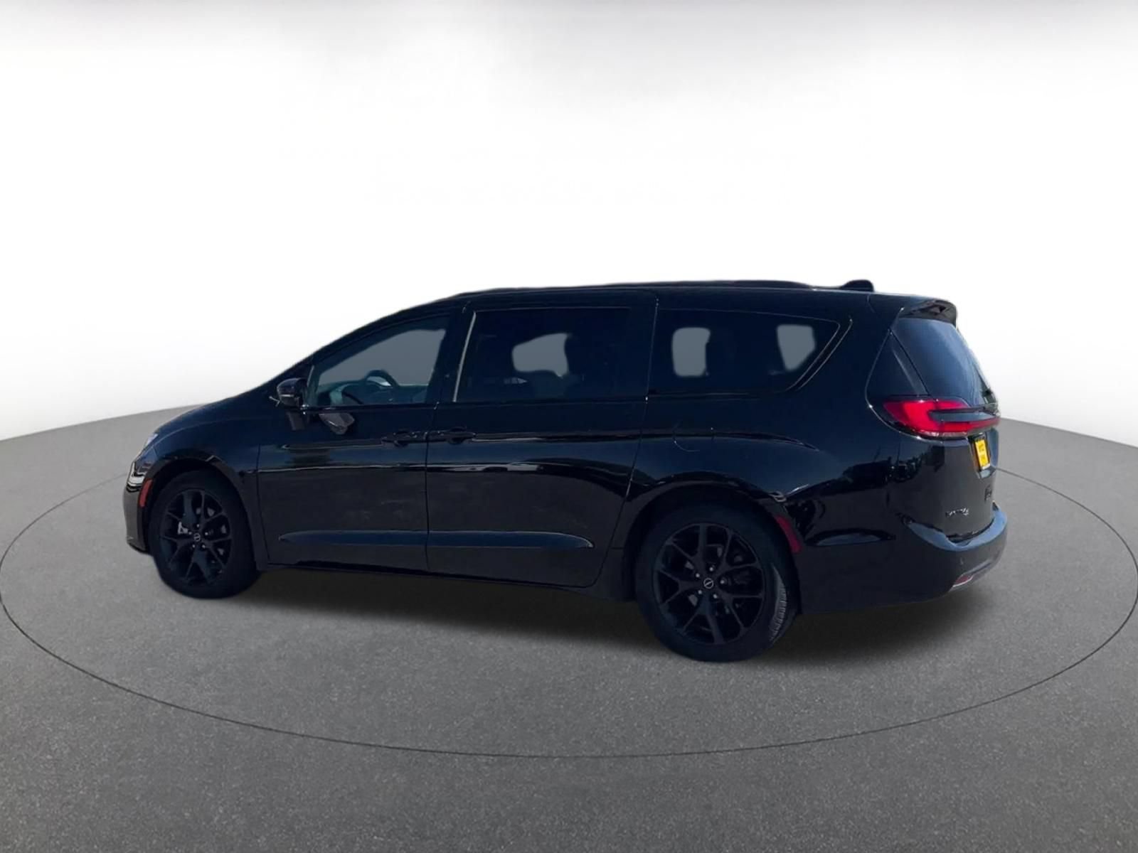 Used 2025 Chrysler Pacifica Limited FWD image 9