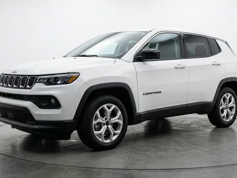 Used 2025 Jeep Compass Latitude image 3