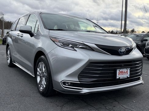 Used 2022 Toyota Sienna Platinum image 3