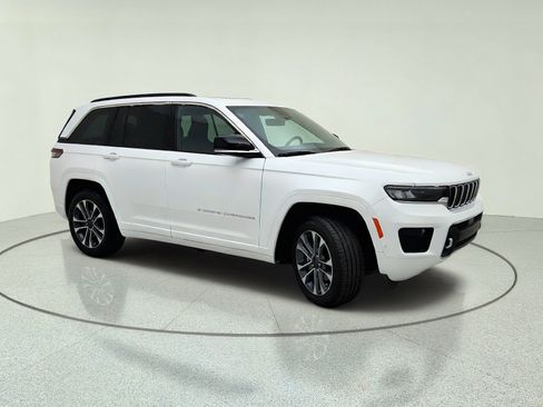 Used 2024 Jeep Grand Cherokee Overland w/ Luxury Tech Group IV AWD/4WD image 5