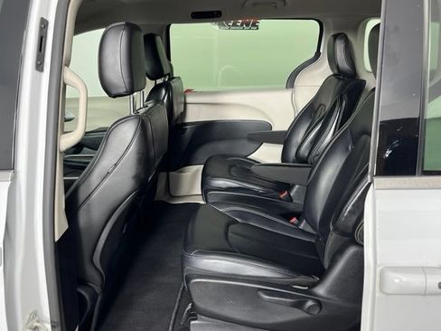 Used 2023 Chrysler Pacifica Touring-L FWD image 24