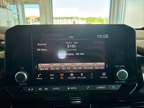 Used 2025 Nissan Pathfinder SV FWD image 27