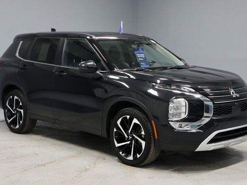 Used 2023 Mitsubishi Outlander SE image 1