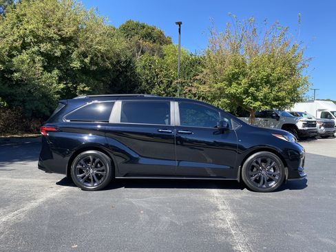 Used 2025 Toyota Sienna XSE image 10