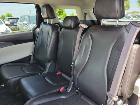 Used 2024 Kia Carnival LX FWD image 14