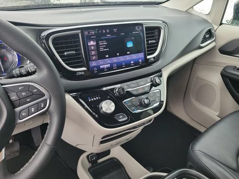 Used 2024 Chrysler Pacifica Touring-L FWD image 25