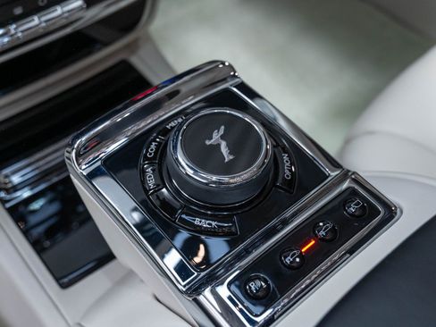 Used 2019 Rolls-Royce Phantom Sedan RWD image 19