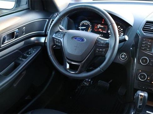 Used 2018 Ford Explorer XLT image 24