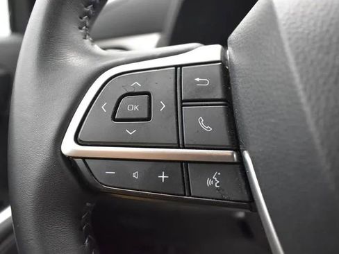 Used 2025 Toyota Highlander LE FWD image 24