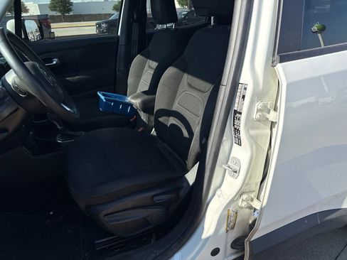 Used 2021 Jeep Renegade Latitude FWD image 11