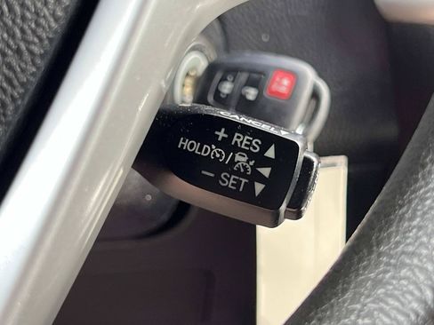 Used 2019 Toyota Highlander LE FWD image 25