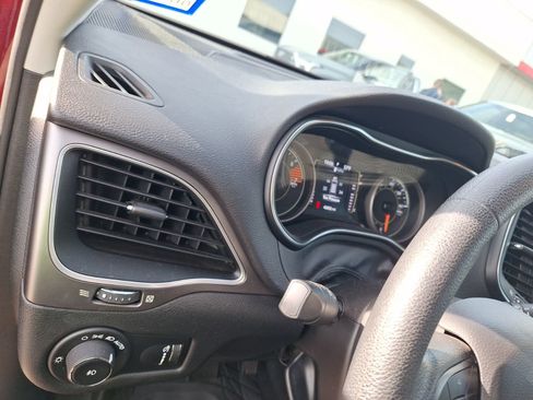 Used 2019 Jeep Cherokee Latitude w/ Popular Appearance Group image 18