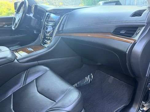 Used 2019 Cadillac Escalade ESV 2WD image 20