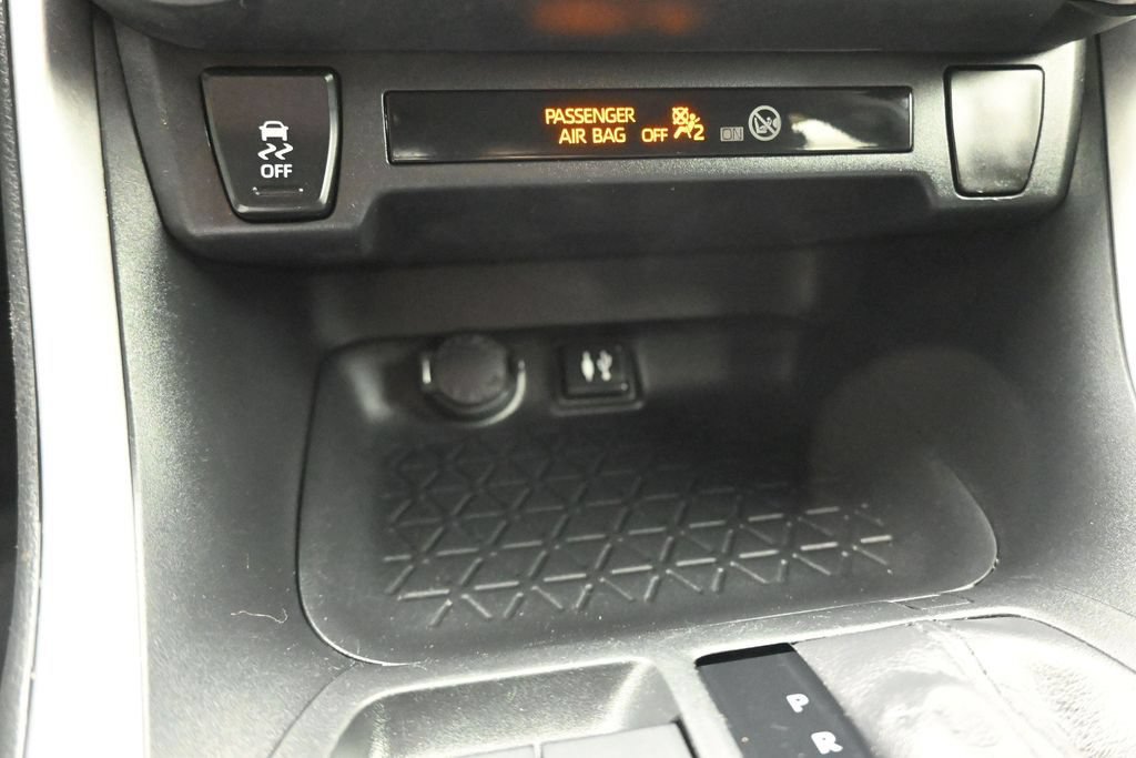 Used 2019 Toyota RAV4 LE FWD image 20