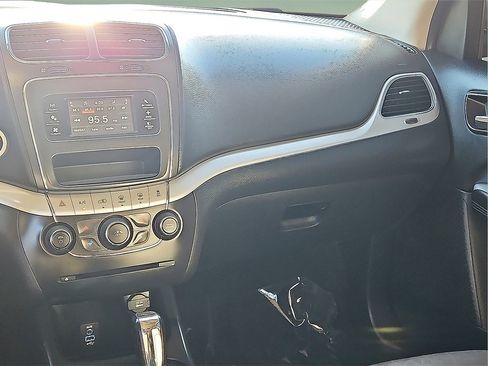 Used 2020 Dodge Journey SE w/ SE Popular Equipment Group image 17