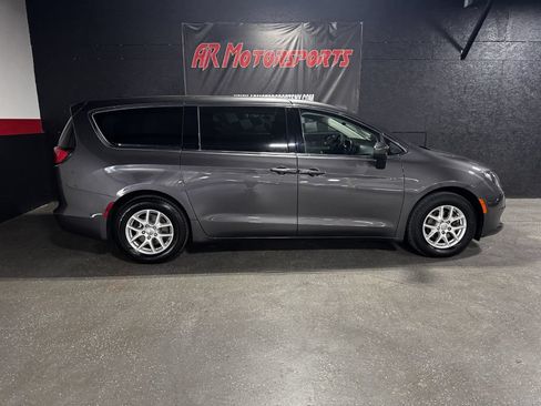 Used 2017 Chrysler Pacifica Touring FWD image 6