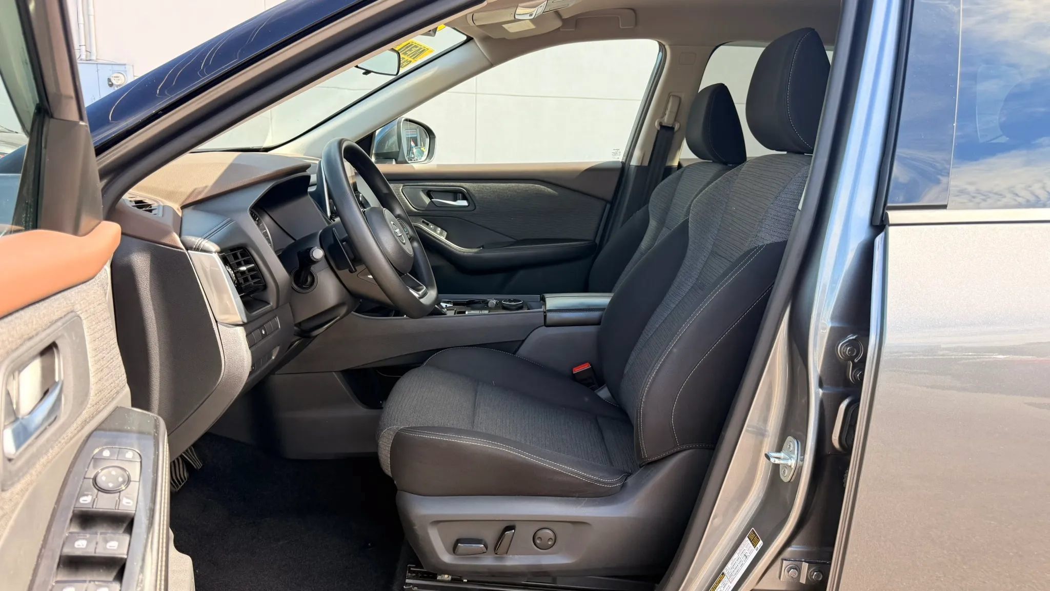 Used 2021 Nissan Rogue SV AWD/4WD image 12