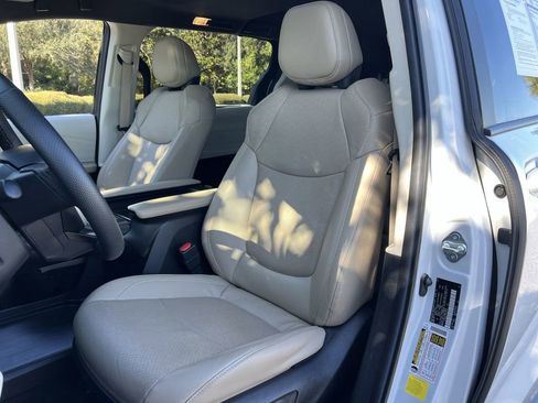 Used 2024 Toyota Sienna Limited image 11