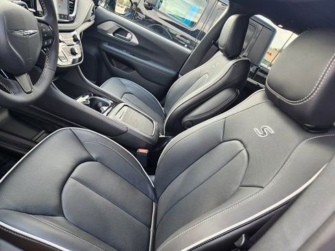 New 2026 Chrysler Pacifica Limited w/ S Appearance Package image 13