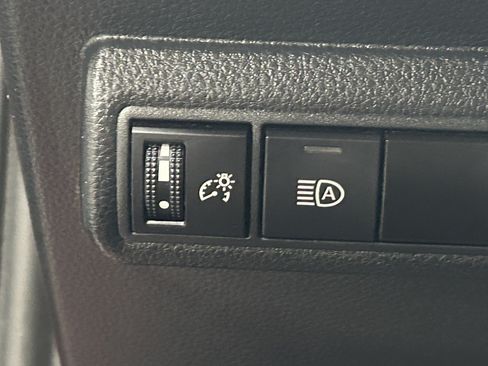 Used 2024 Toyota Corolla SE w/ SE Premium Package FWD image 17