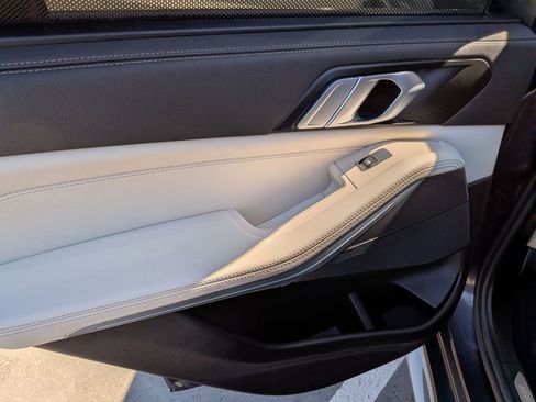 Used 2022 BMW X5 xDrive40i w/ M Sport Package image 16