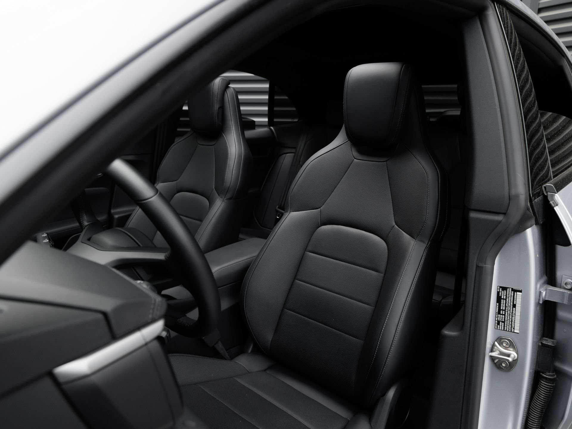Certified 2025 Porsche Macan Electric RWD image 5