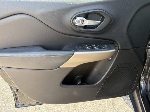 Used 2017 Jeep Cherokee Limited FWD image 9