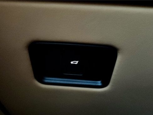 Used 2023 Land Rover Range Rover SE image 32