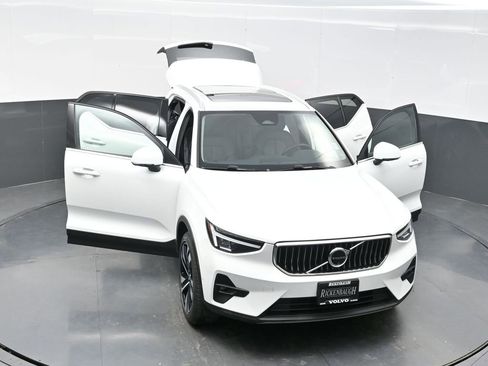 Used 2025 Volvo XC40 B5 Plus image 35