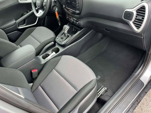 Used 2025 Kia Soul LX w/ LX Technology Package FWD image 11