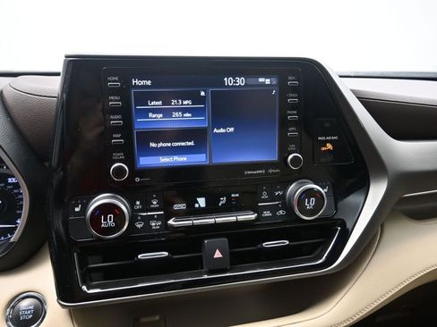 Used 2022 Toyota Highlander XLE FWD image 9