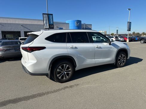 Used 2023 Toyota Highlander XLE image 3