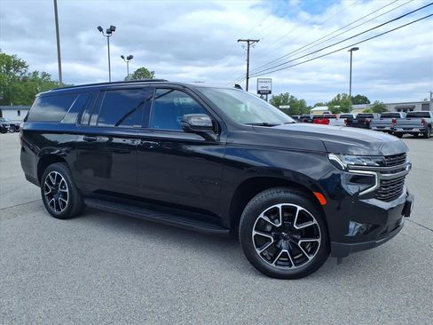 Used 2022 Chevrolet Suburban RST w/ Luxury Package AWD/4WD image 2