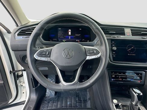 Used 2022 Volkswagen Tiguan SE w/ Panoramic Sunroof Package FWD image 11