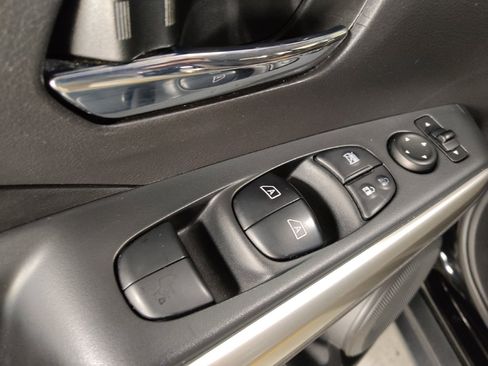 Used 2018 Nissan Kicks SR w/ Premium Package FWD image 27