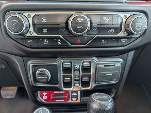 Used 2022 Jeep Wrangler Unlimited Rubicon AWD/4WD image 17