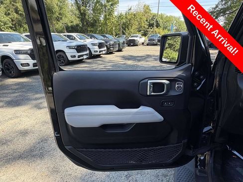 Used 2023 Jeep Wrangler Unlimited Sahara AWD/4WD image 12