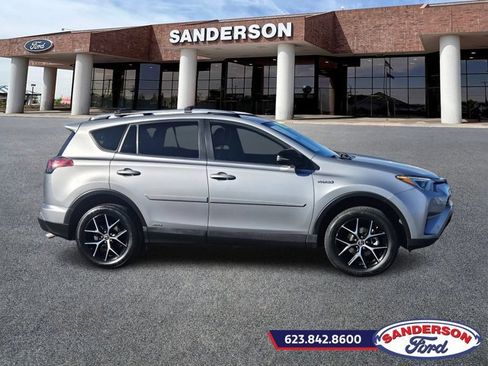 Used 2018 Toyota RAV4 SE image 2