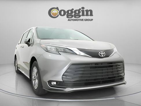 New 2026 Toyota Sienna XLE FWD image 28