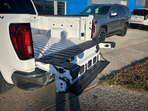 Used 2025 GMC Sierra 1500 SLT image 41