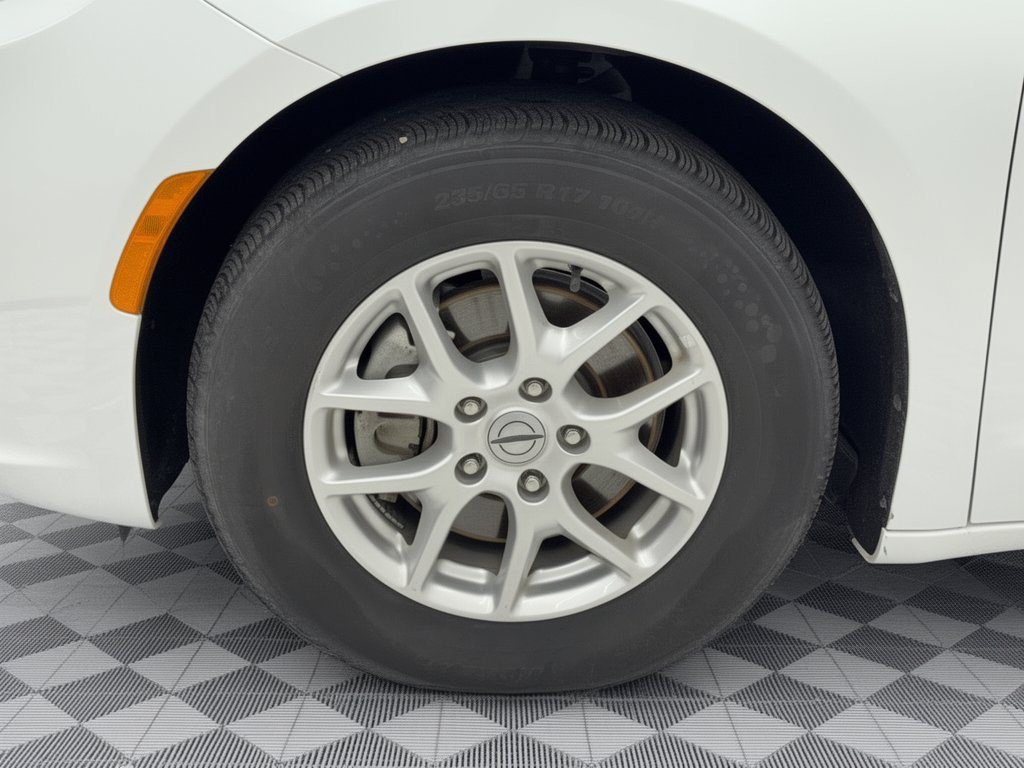 Used 2022 Chrysler Pacifica Touring-L FWD image 13