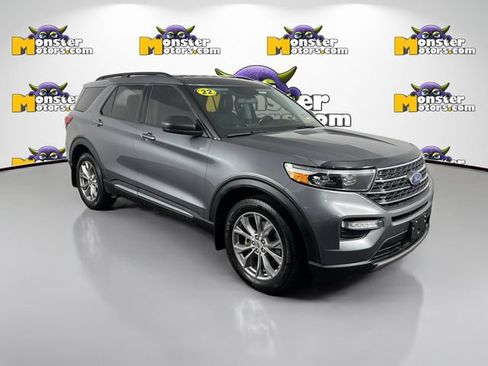Used 2022 Ford Explorer XLT AWD/4WD image 3