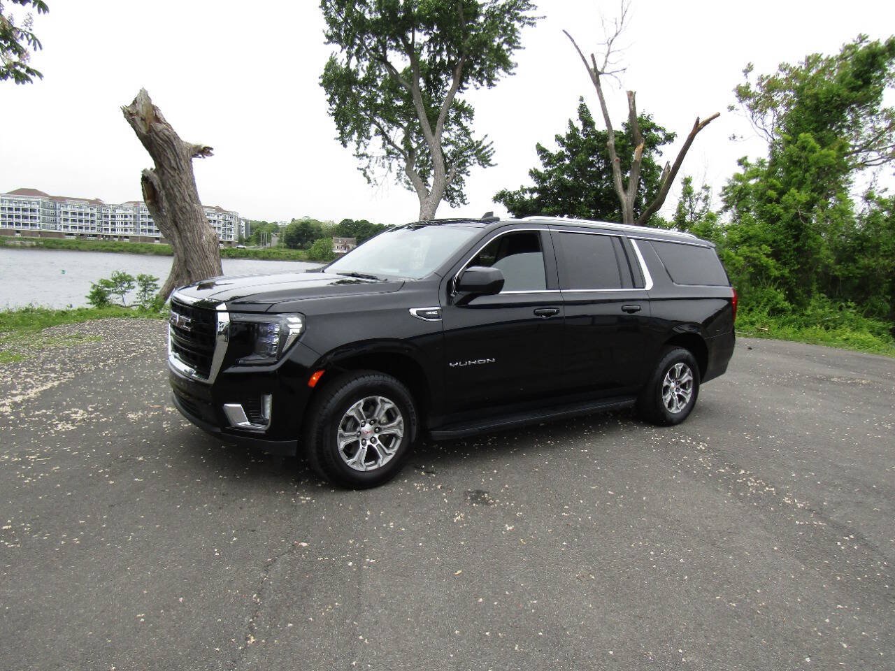Used 2022 GMC Yukon XL SLE AWD/4WD image 2